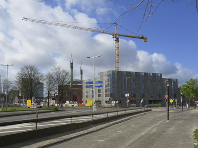 906899 Gezicht op het Westplein te Utrecht, van bij de Daalsetunnel, met centraal de nieuwe Ulu-moskee.